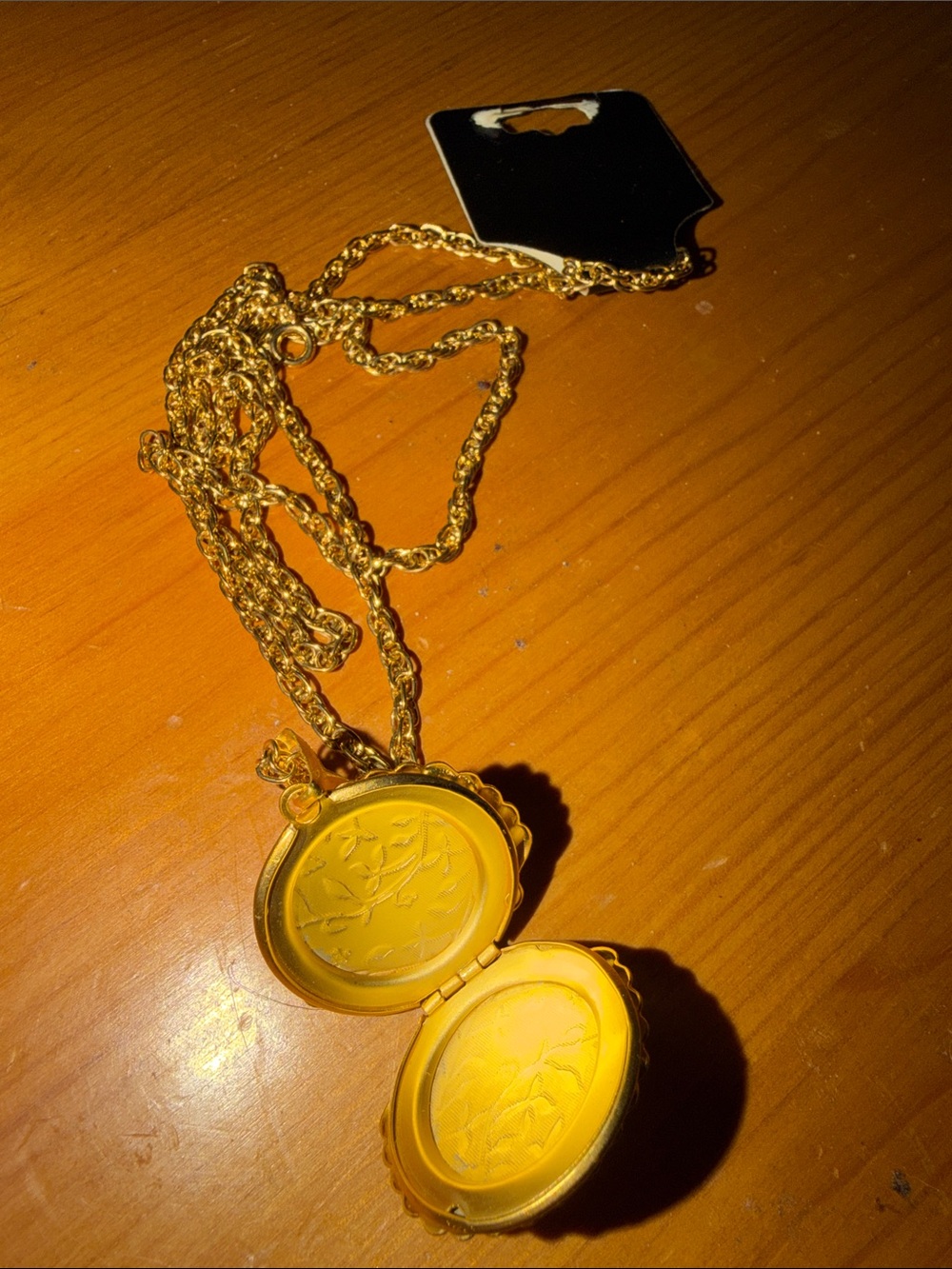 Gold Shell Locket Pendant Necklace - Picture 2 of 3